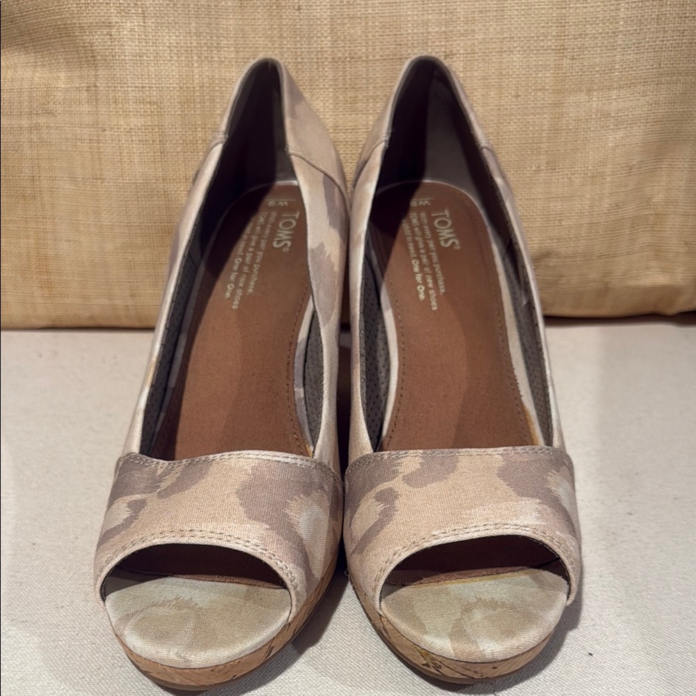 TOMS Women's Beige Camouflage Wedges 9